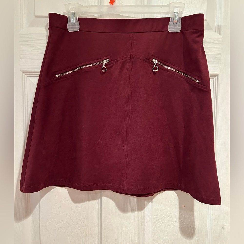 💥SALE💥Soft and light burgandy faux suede skirt with silver zipper. Tag is cut.